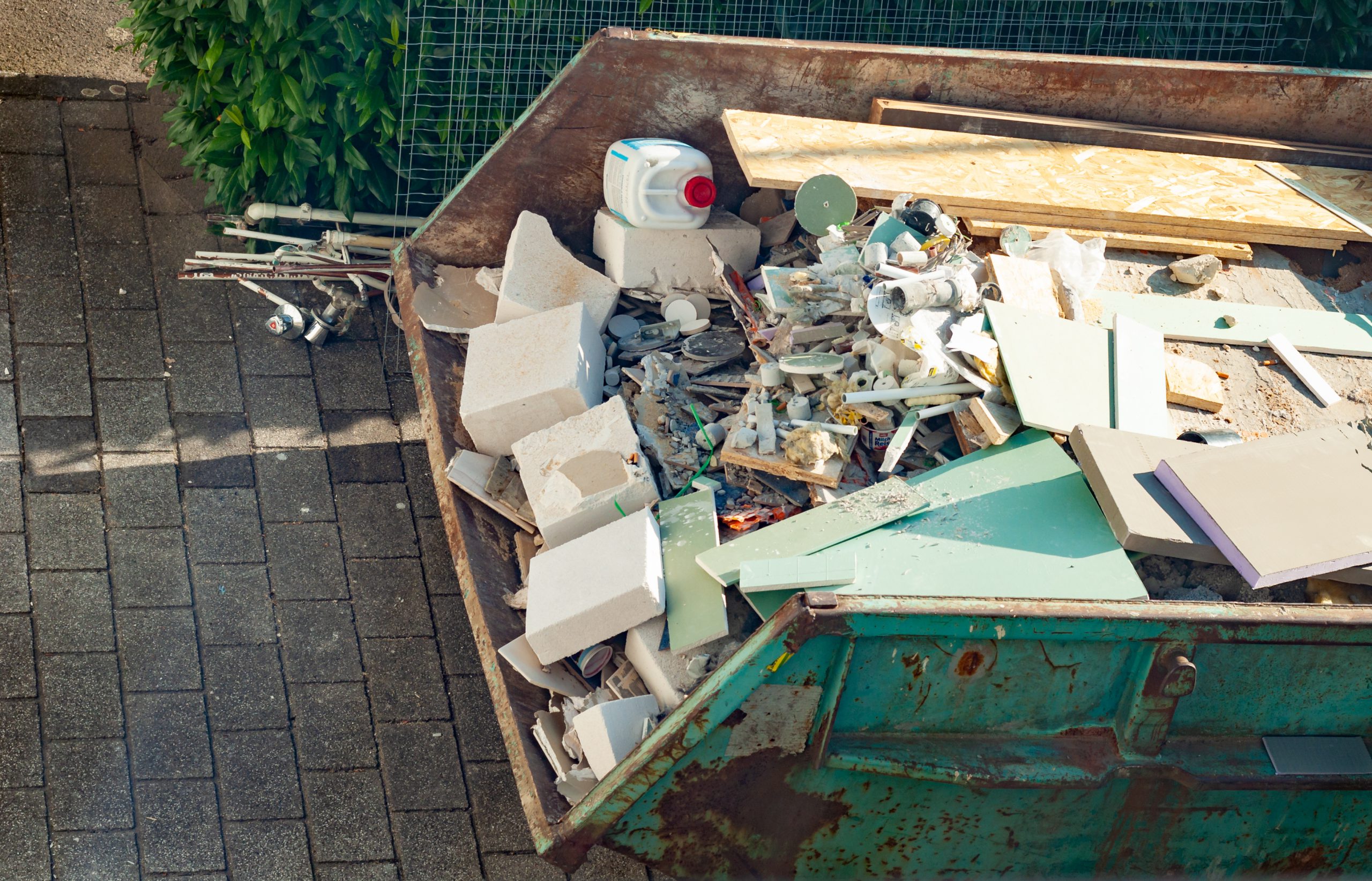 wywóz i odbiór śmieci na terenie Góry Kalwarii
